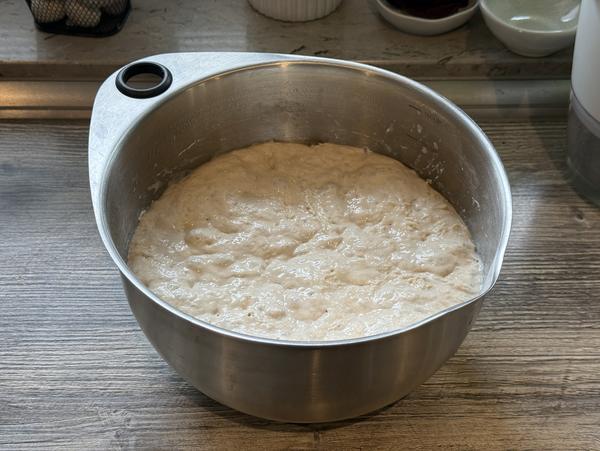 Verler-Dreikorn-Brot Rezept - Teig Verler-Dreikorn-Brot Rezept - Brotteig in Edelstahlschüssel