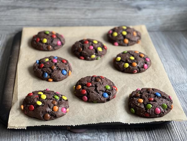Kekse gebacken für Smarties-Schoko-Cookies Rezept vom Zauberstein von Pampered Chef® 