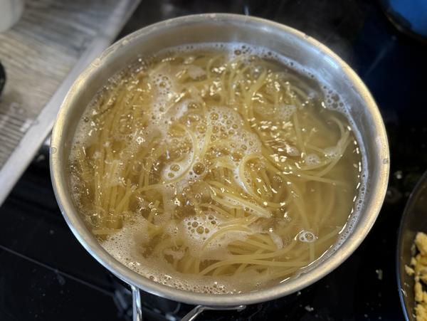 Maggi-Salat Rezept - Pasta Spaghetti im Topf mit kochendem Wasser für Rezept Maggi-Salat