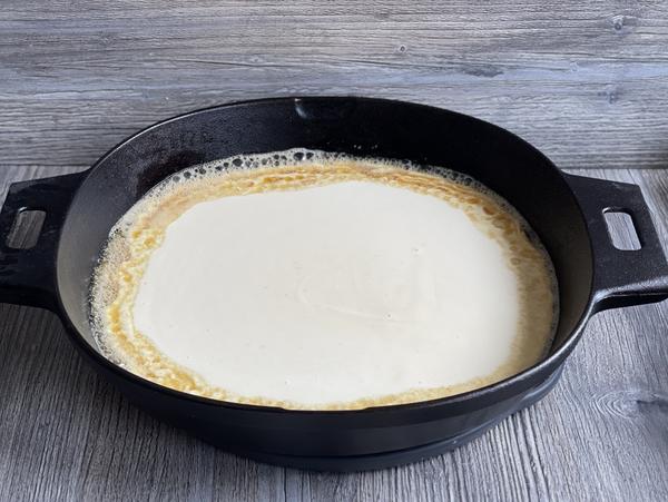 Teig in Pfanne für Rezept Ofenpfannkuchen Dutch Baby aus der Gusspfanne von Pampered Chef® 
