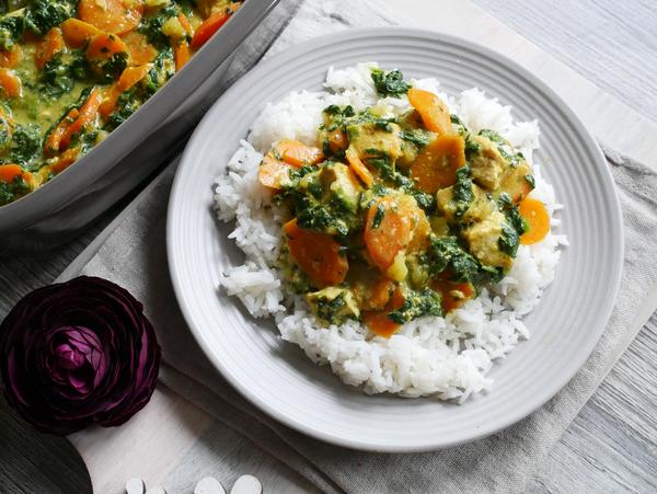 Curry mit Reis auf Teller für Rezept Hähnchencurry aus dem Ofenmeister 
