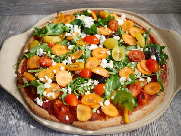 Pizza gebacken und belegt für Rezept Veggi-Pizza vom Pizzazauberer von Pampered Chef® 