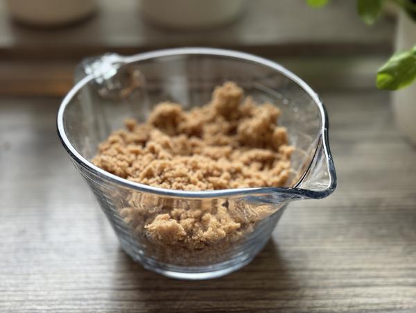 Bratapfel-Crumble Rezept - Streusel Zimtstreusel in Glasschüssel - Rezept Bratapfel-Crumble aus dem Ofenmeister