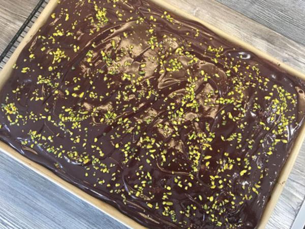 Gebackener Kuchen im großen Ofenzauberer - mit Schokolade verziert
