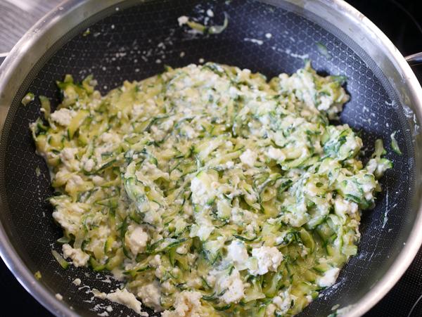 Zucchini mit Feta-Käse in Pfanne für Rezept schnelle Börek aus der Ofenhexe® 