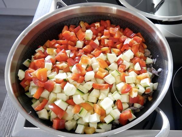 Gemüse in Pfanne für Rezept Hackfleisch Nudel Pfanne aus der Wokpfanne von Pampered Chef® 