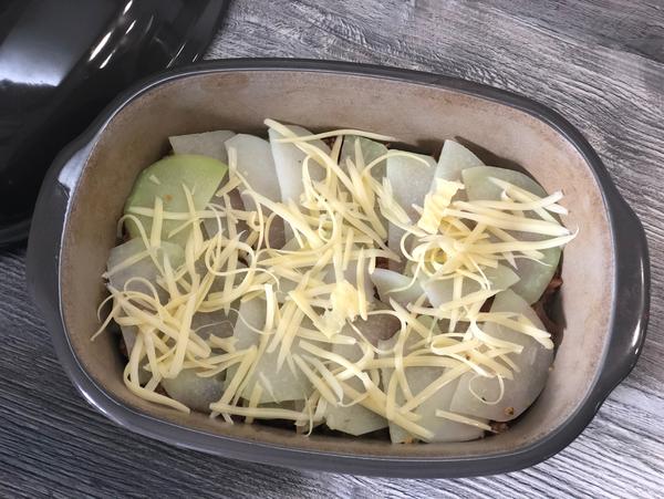 Kohlrabischeiben mit Käse bestreut im Ofenmeister vom Pampered Chef® 