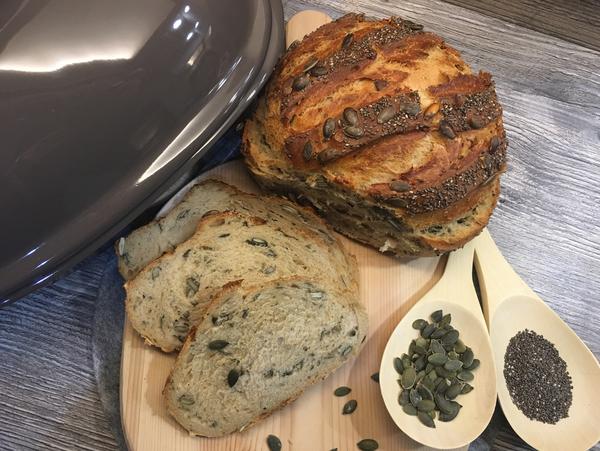 Scheiben vom Kürbiskern-Chia Brot aus dem Ofenmeister von Pampered Chef®