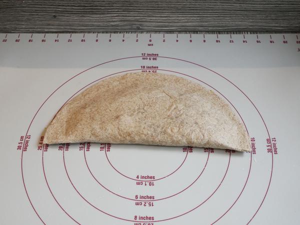 Tortilla halbiert für Rezept Quesadillas mit Hähnchenfüllung vom Zauberstein