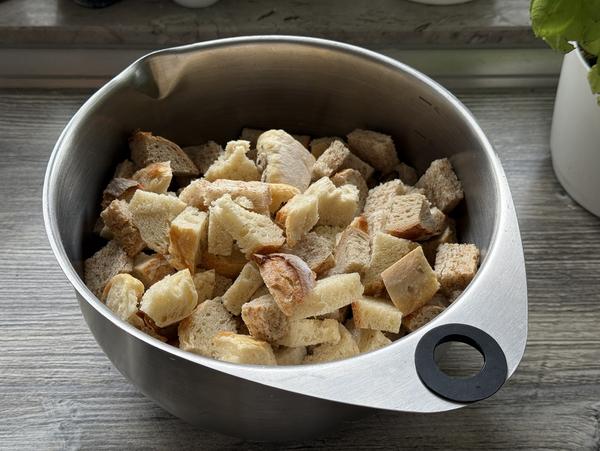Semmelknödel Rezept - Brotwürfel Trockene Brotwürfel in Edelstahlschüssel für Rezept Semmelknödel aus dem kleinen Ofenmeister