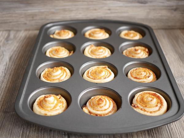 Teigrollen gebacken für Rezept Aprikosen-Schnecken aus der Muffinform von Pampered Chef® 