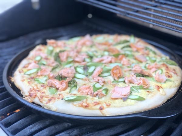 Pizza auf dem Grill für Rezept Lachs-Spargel-Pizza vom Grllstein von Pampered Chef® 