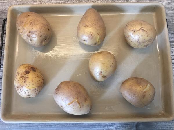 Ofen-Quetsch-Kartoffeln - 7 große ungeschälten Kartoffeln auf großem Ofenzauberer