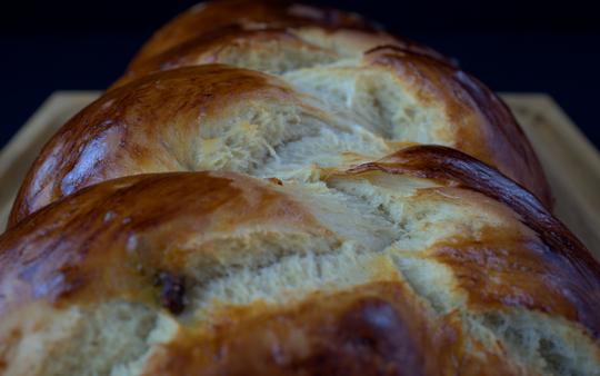 Hefeteig Tipps Dunkel gebackener Hefezopf in Teilaufnahme