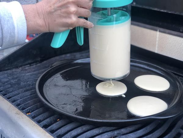 Teigfladen auf Grillstein für Rezept Pancakes vom Grillstein von Pampered Chef® 