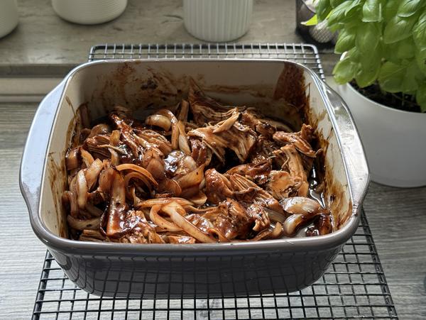 Pulled Chicken Rezept - Fleisch gezupft Zerzupftes Hähnchenfleisch mit BBQ-Sauce für Rezept Pulled Chicken aus dem Air Fryer