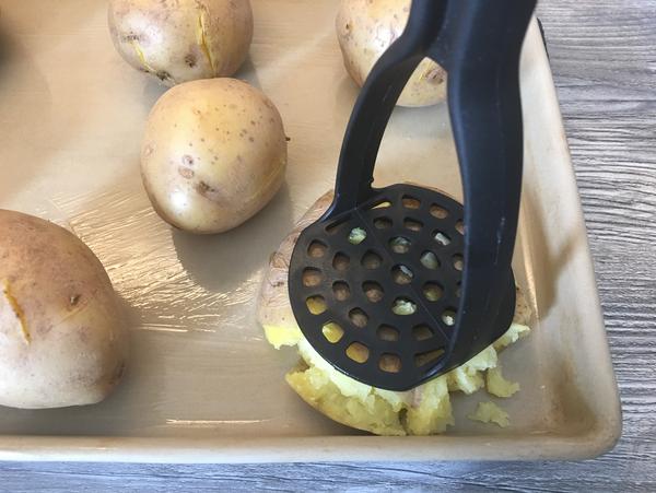 Ofen-Quetsch-Kartoffeln - großen Ofenzauberer - Teilaufnahme mit Kartoffel zerdrückt
