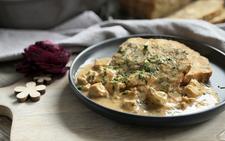 Semmelknödel mit Soße auf Teller angerichtet im Hintergrund kleiner Ofenmeister von Pampered Chef® 