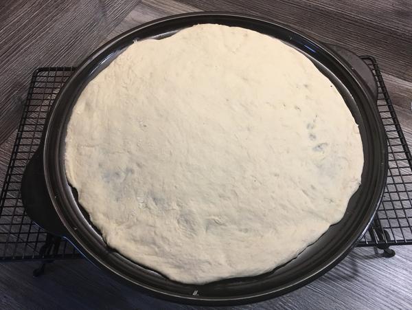 Flammkuchen - ausgerollter Pizzateig auf Grillstein von Pampered Chef®
