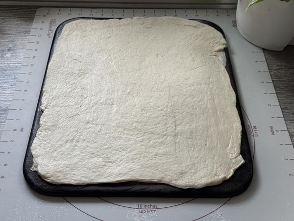 Kürbis-Flammkuchen Rezept - Teig ausgerollt Teig auf Zauberstein ausgerollt für Rezept Kürbis-Flammkuchen vom Zauberstein