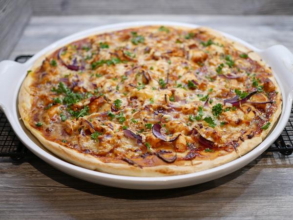 Barbeque Pizza gebacken auf der White Lady von Pampered Chef® - Totalaufnahme