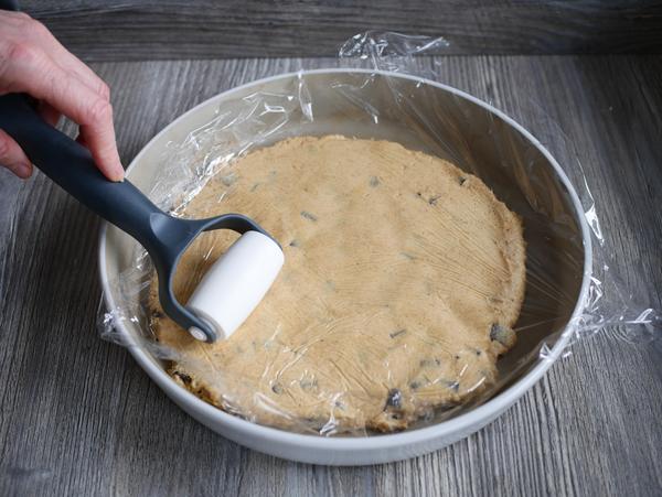Teig ausgerollt für Rezept Cookie XXL aus der runden Ofenhexe® von Pampered Chef® 