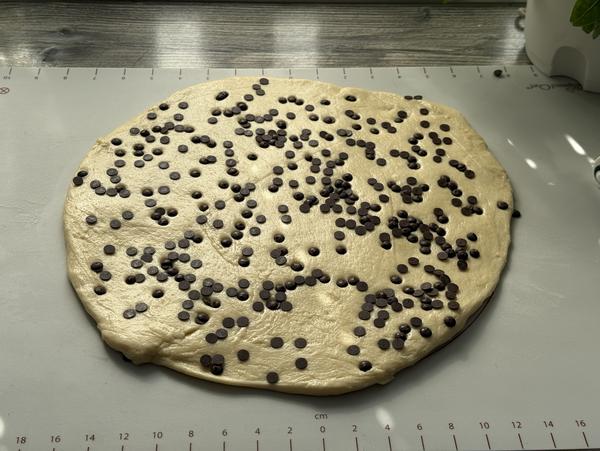 Schoko-Hörnchen Rezept - Teigplatte Teig rund ausgerollt mit Schokodrops für Rezept Schoko-Hörnchen vom Zauberstein