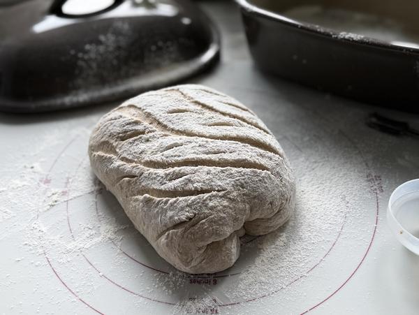 Geformter Teigling auf Teigunterlage für Rezept Mühlenkruste aus dem Ofenmeister  