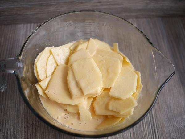 Apfelscheiben mit Teig für Rezept Apfelkuchen mit Streuseln aus dem Zauberkasten von Pampered Chef® 