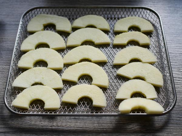 Apfelscheiben auf Backblech für Rezept Apfelchips aus dem Air Fryer von Pampered Chef® 