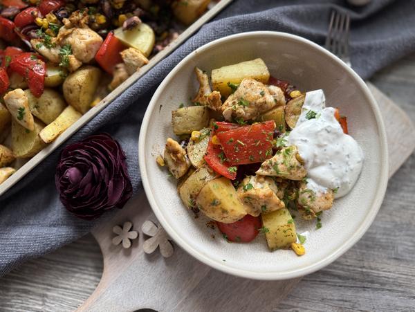 Feierabendblech 1 Rezept - Portion in Schale Portion Obersicht - Hähnchen mit Kartoffeln und Gemüse - Großer Ofenzauberer