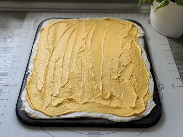 Kürbis-Flammkuchen Rezept - Schmandbelag Schmand mit Kürbispüree für Rezept Kürbis-Flammkuchen vom Zauberstein