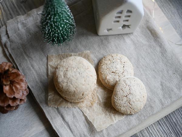 Kekse auf Unterlage für Rezept Haselnussmakronen vom Zauberstein von Pampered Chef® 