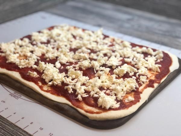 Rucola Pizza vom Zauberstein von Pampered Chef® belegt ungebacken