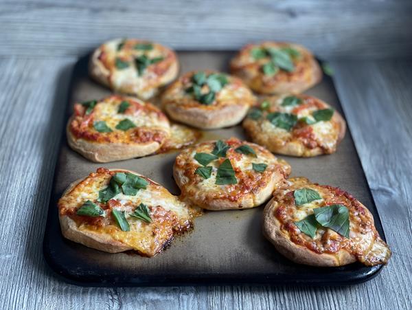Pizzen gebacken für Rezept Mini Pizzen Ruck Zuck vom Zauberstein von Pampered Chef® 