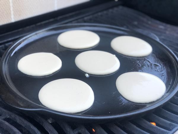 Pfannkuchen auf Backplatte für Rezept Pancakes vom Grillstein von Pampered Chef® 