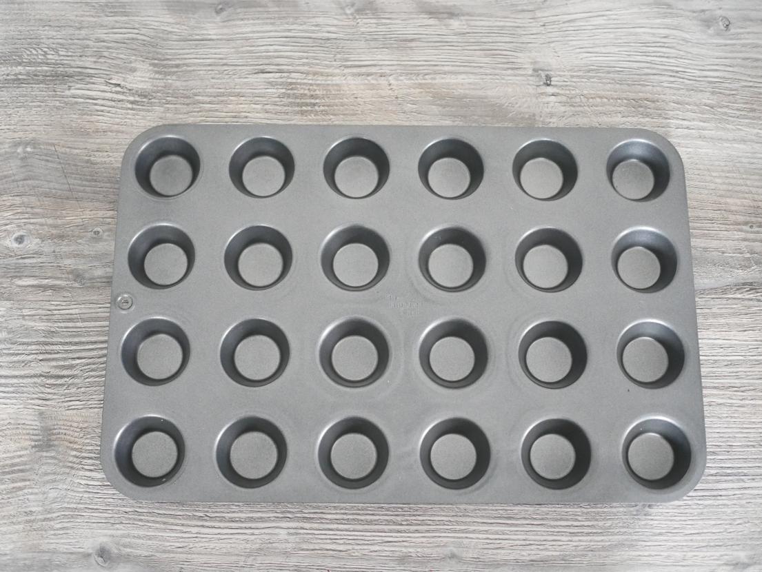 Schwarze rechteckige Backform von Pampered Chef, mit 24 kleinen runden Mulden 