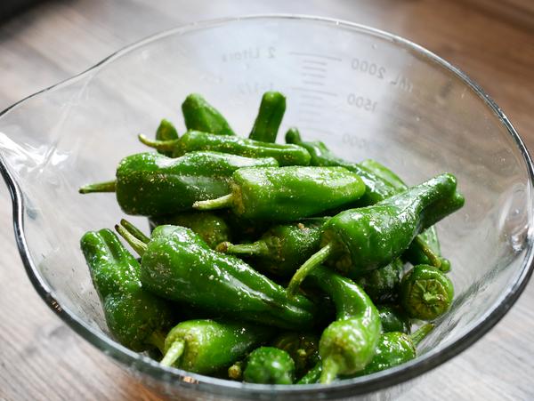 Grüne Paprika für Rezept Pimientos de Patron aus dem Air Fryer von Pampered Chef® 