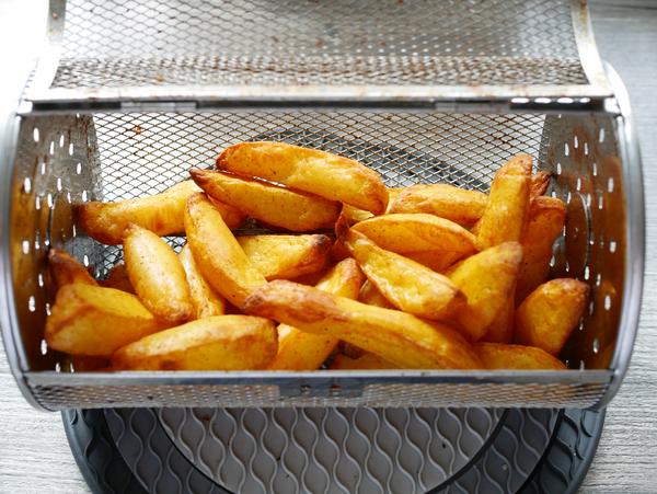 Gegarte Kartoffeln im Drehkorb für Rezept Kartoffelspalten aus dem Air Fryer von Pampered Chef®