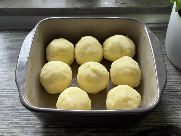 Knutschis in Spinatsosse - Kloßteigkugeln Kloßteig-Kugeln in quadratischer Ofenhexe® von Pampered Chef®