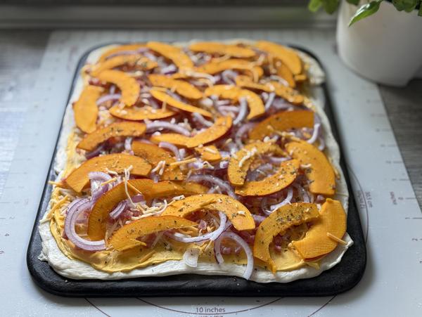 Kürbis-Flammkuchen Rezept - mit Zutaten belegt Teig mit Zutaten belegt für Rezept Kürbis-Flammkuchen vom Zauberstein