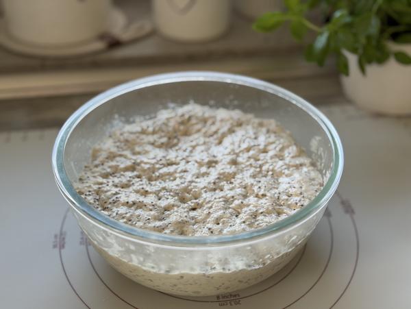 Chia-Knaller Rezept - Teig gegangen Gegangener Teig in Glasschüssel für Rezept Chia-Knaller vom Zauberstein