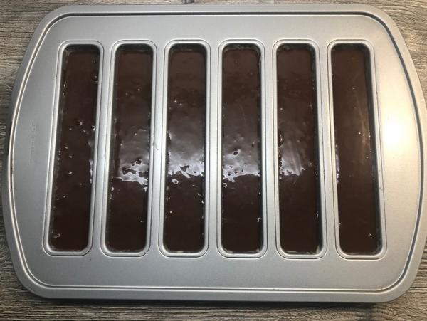 Kuchenriegel Backform von Pampered Chef mit Schokoladenteig gefüllt