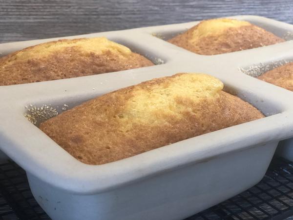 Zitronenkuchen in Mini-Kastenform von Pampered Chef® - fertig gebacken in Teilaufnahme 