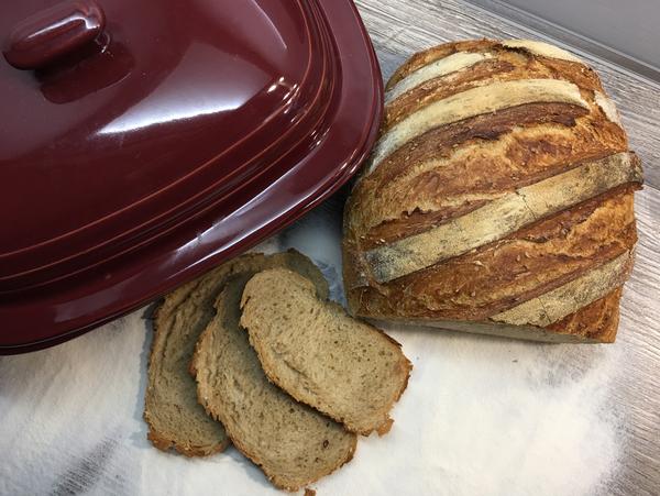 Hanno Brot mit Brotscheiben im Ofenmeister von Pampered Chef® gebacken