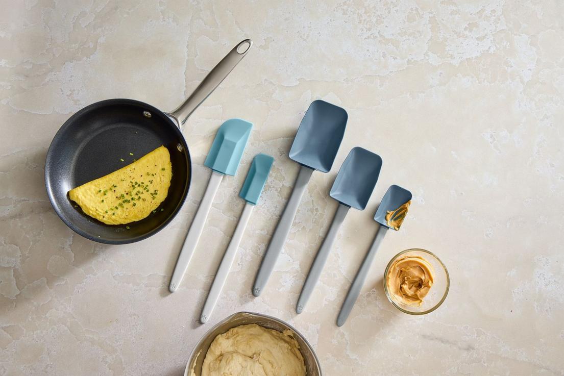 2-in-1 Teigschaber neben Pfanne von Pampered Chef® 