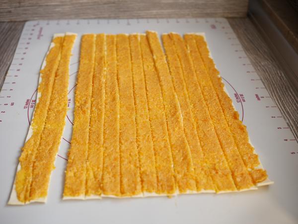 Teigstreifen mit Füllung für Rezept Aprikosen-Schnecken aus der Muffinform von Pampered Chef® 