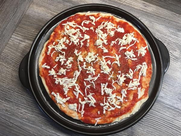 Pizza vom Grillstein von Pampered Chef® - ungebacken mit Käse und Sauce