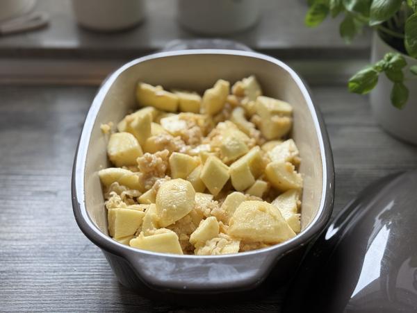 Bratapfel-Crumble Rezept - Äpfel gewürzt Äpfel gewürzt in Backform - Rezept Bratapfel-Crumble aus dem Ofenmeister