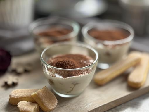 Bananeneis-Tiramisu - angerichtet Dessert in Glaschalen angerichtet - Bananeneis-Tiramisu Rezept - Multi-Zerkleinerer